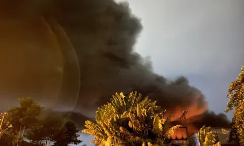 Đang cháy lớn nhà kho hơn 3.000m2 trong khu công nghiệp Tân Tạo